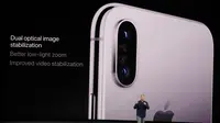 Dual kamera pada iPhone X dijelaskan oleh Phil Schiller saat peluncurannya di Steve Jobs Theatre, California, Selasa (12/9). iPhone X hanya luncurkan dua pilihan varian memori internal, 64GB dan 256GB. (AP Photo/Marcio Jose Sanchez)