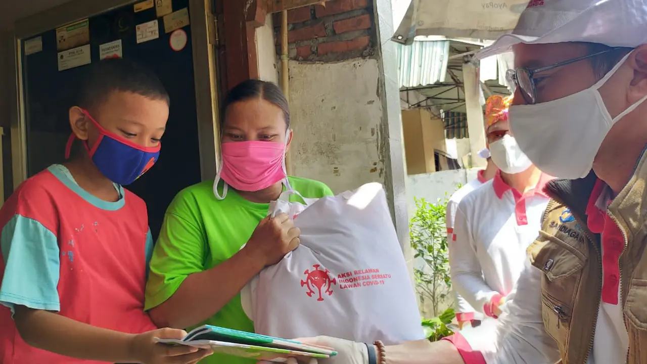 Sandiaga Uno menyerahkan bantuan sembako dan masker terhadap warga terdampak pandemi corona Covid-19 di Tebet, Jakarta Selatan