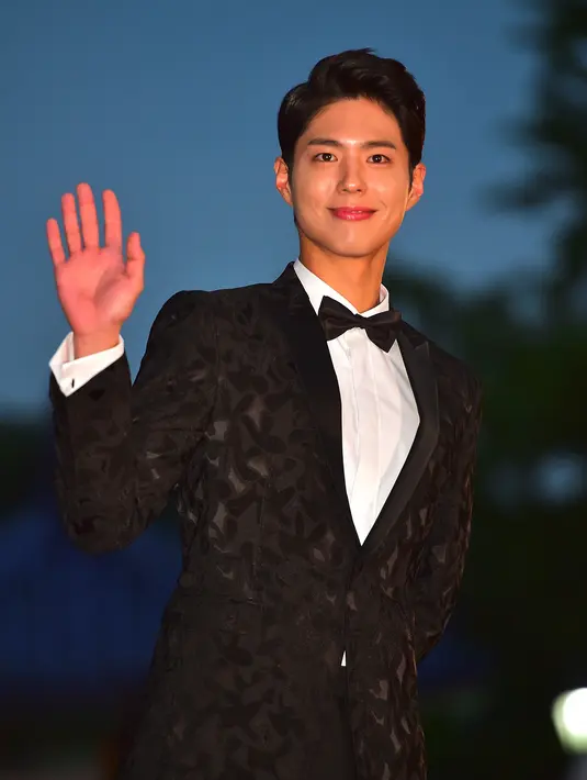 Terlihat di lokasi syuting ‘Moonlight Drawn by Clouds’, sebuah truck kopi dan snack hadir disana sebagai hadiah untuk Park Bo Gum dari Song Joong Ki dan Song Hye Kyo. (AFP/Bintang.com)