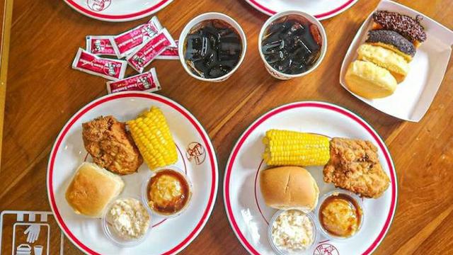 KFC Melawai Ajak Pengunjung Bernostalgia ke 1979, Rombak Dekorasi hingga Hadirkan Menu Jadul