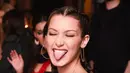 Nggak cuma muka garang, Bella Hadid juga bisa memasang ekspresi gemas seperti ini. (JOE SCHILDHORN/BFA/REX/SHUTTERST/HollywoodLife)