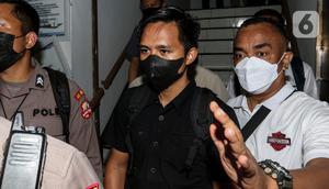 Ajudan Irjen Pol Ferdy Sambo, Bhayangkara Dua Richard Eliezer Pudihang Lumiu atau Bharada E (baju hitam) berjalan keluar usai pemeriksaan di Kantor Komnas HAM, Jakarta, Selasa (26/7/2022). Bharada E  dimintai keterangan terkait tewasnya Brigadir J alias Nofriansyah Yosua Hutabarat. (Liputan6.com/Johan Tallo)