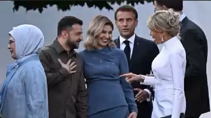 <p>Presiden Ukraina Volodymyr Zelensky bersama istrinya tampak berinteraksi dengan Ibu Negara Prancis Brigitte Macron dalam rangkaian agenda di KTT NATO 2023 di Vilnius, Lithuania. (Dok. AFP)</p>