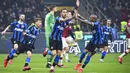 Para pemain Inter Milan merayakan gol yang dicetak oleh Matias Vecino ke gawang AC Milan pada laga Serie A di Stadion San Siro, Minggu (9/2/2020). Inter Milan menang 4-2 atas AC Milan. (AP/Massimo Paolone)