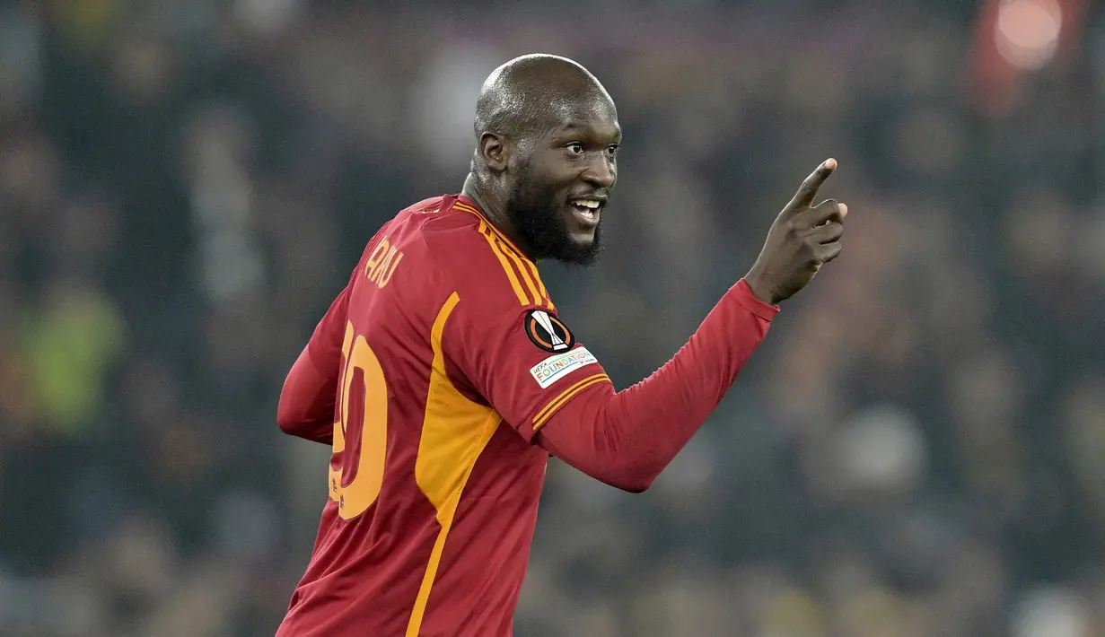 Selebrasi pemain AS Roma, Romelu Lukaku, setelah mencetak gol ke gawang FC Sheriff dalam laga pamungkas Grup G Europa League 2023/2024 yang berlangsung di stadion Olimpico, Roma, Jumat (30/12/2023). Setelah mencetak gol tersebut, Lukaku menjadi pemain diurutan keempat dalam daftar pencetak gol terbanyak sementara Europa League 2023/2024 dengan torehan lima gol. (AP/LaPresse/Alfredo Falcone)