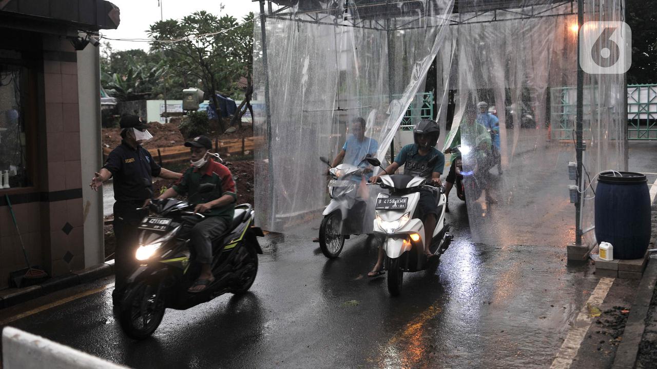 FOTO: Penerapan Bilik Disinfektan Perumahan di Bekasi