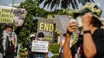 Sejumlah orang yang tergabung dalam Amnesty International Indonesia bersama para aktivis pembela HAM menggelar aksi unjuk rasa di depan Gedung Kedutaan Amerika, Jakarta, Jumat (27/10/2023). (Liputan6.com/Faizal Fanani)