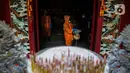 Petugas menyemprotkan cairan disinfektan di Kelenteng Kong Miao, Taman Mini Indonesia Indah, Jakarta, Rabu (18/3/2020). Penyemprotan tersebut dilakukan untuk antisipasi dan pencegahan penyebaran virus corona atau COVID-19 di lingkungan tempat peribadatan TMII. (Liputan6.com/Faizal Fanani)