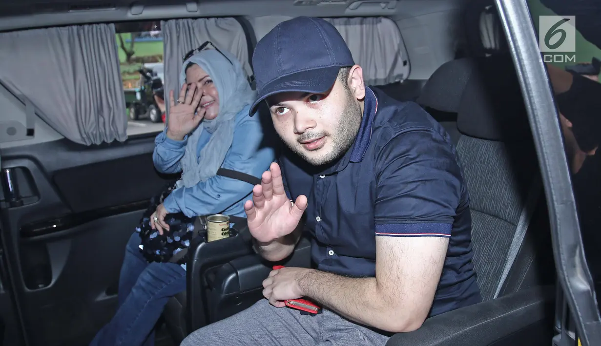 Ridho Rhoma menyapa awak media dari dalam mobil saat bersiap meninggalkan Rumah Sakit Ketergantungan Obat (RSKO), Jakarta, Kamis (25/01). (Liputa6.com/Herman Zakharia)