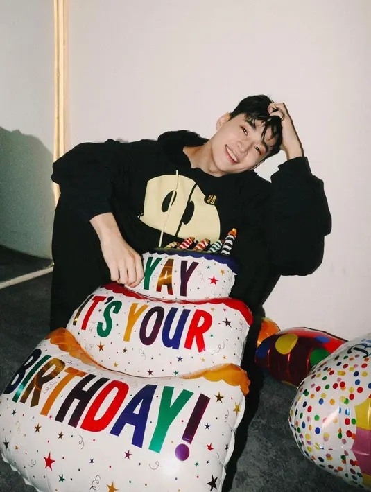 <p>Dia berterima kasih kepada penggemar yang sudah mendoakannya. "Thank you for all the birthday wishes!ill see you all in a bit ?" tulisnya. (Foto: Instagram/ henryl89)</p>