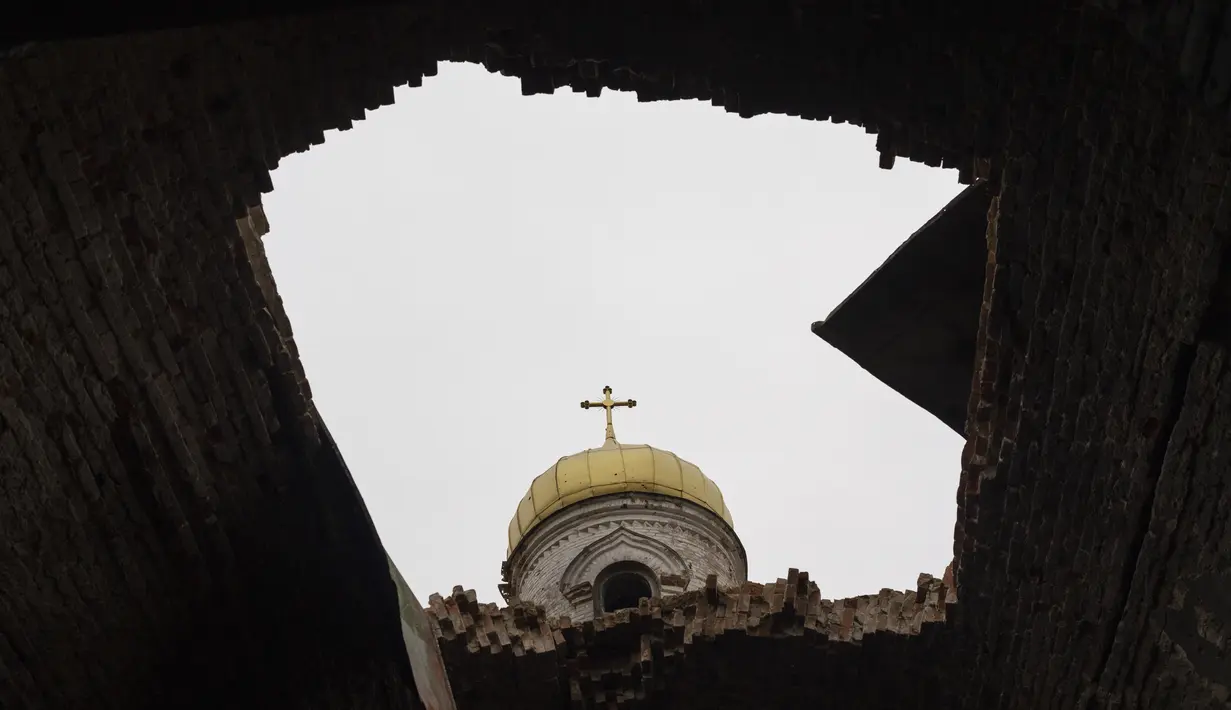 <p>Sebuah lubang di atap sebuah gereja yang rusak, di Lukashivka, dekat kota Chernihiv di Ukraina utara,  22 April 2022. Penduduk mengatakan tentara Rusia menggunakan rumah ibadah untuk menyimpan amunisi, dan pasukan Ukraina menembaki gedung itu untuk membuat Rusia pergi. (AP Photo/Petros Giannakouris)</p>