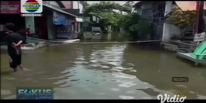 VIDEO: Waduk Resapan Tak Berfungsi, Banjir Rendam Jalur Kecamatan di Lamongan