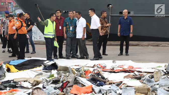 Dirut Lion Air Group Edward Sirait (tengah) bersama Rusdi Kirana saat melihat serpihan pesawat Lion Air JT 610 di Pelabuhan JICT 2, Jakarta, Selasa (30/10). Sejumlah barang ditemukan petugas dalam operasi pencarian. (Liputan6.com/Helmi Fithriansyah)