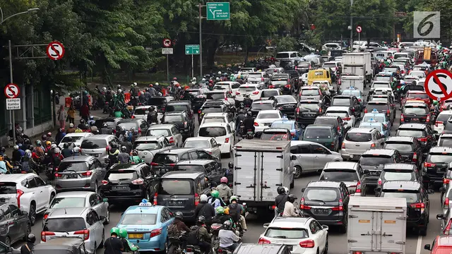Sopir Taksi Online Demo, Jalan Medan Merdeka Timur Macet Parah