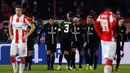 Pemain Paris Saint Germain (PSG) berkerumun usai Kylian Mbappe (tengah) mencetak gol ke gawang Red Star Belgrade saat bertanding pada Grup C Liga Champions di Beograd, Serbia, Selasa (11/12). PSG menang dengan skor 4-1. (AP Photo/Darko Vojinovic)