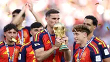 Fabian Ruiz #8 dari Timnas Spanyol mencium Trofi Pemenang Piala Dunia saat mereka merayakan juara Piala Dunia 2026 setelah final Piala Dunia 2026 antara Spanyol dan Argentina di Stadion New York New Jersey pada 20 Juli 2026 di East Rutherford, New Jersey. (Buda Mendes/Getty Images via AFP)