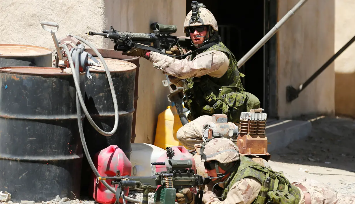Aksi tentara Kanada dari Resimen Kerajaan 22 saat mengambil posisi menembak selama operasi ekstraksi non-agresif di sebuah desa dalam simulasi latihan Rim Pasifik (RIMPAC) 2016 di Camp Pendleton, California, Amerika Serikat, (11/7). (REUTERS/Mike Blake)