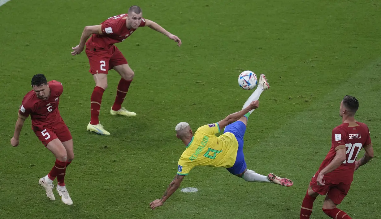 Richarlison. Striker Timnas Brasil berusia 25 tahun ini mencetak brace di Piala Dunia 2022 pada laga matchday pertama di Grup G menghadapi Serbia (24/11/2022). Pada laga yang dimenangi Brasil 2-0 tersebut, Richarlison mencetak dua golnya pada menit ke-62 dan 73. Gol keduanya dicetak dengan spektakuler melalui tendangan Salto. (AP/Darko Vojinovic)