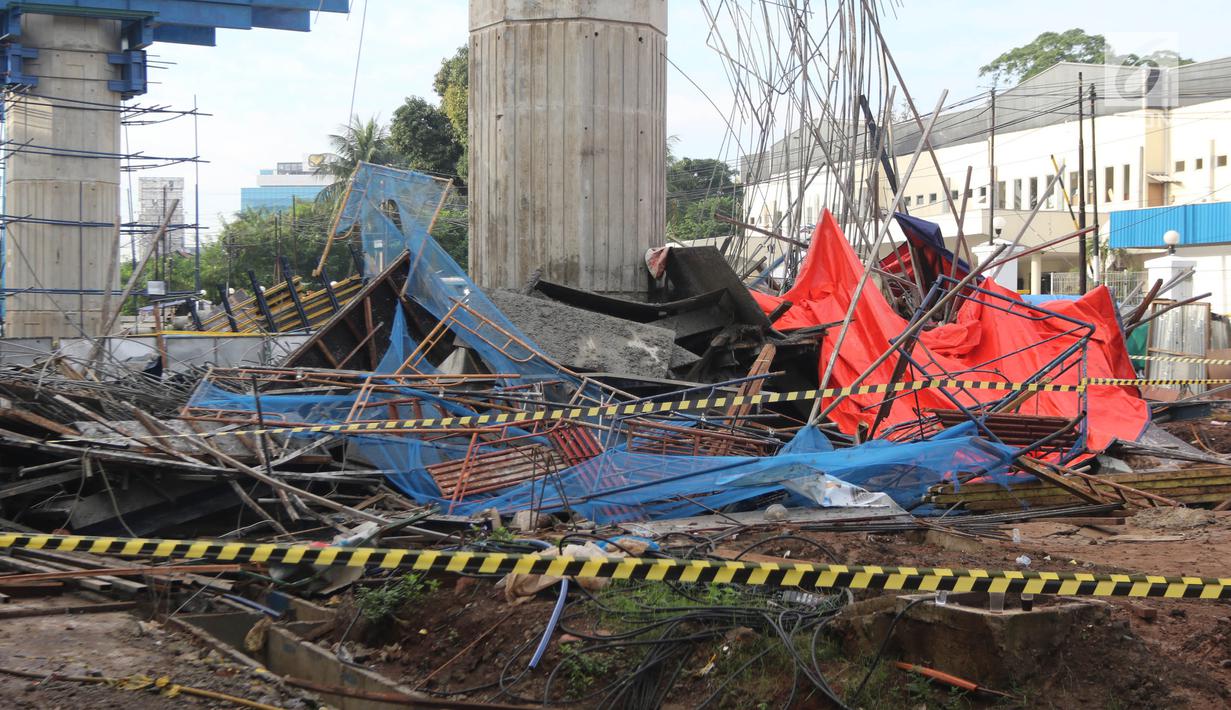 Reruntuhan material dari tiang girder proyek Tol Becakayu yang ambruk di dekat Gerbang Tol Kebon Nanas, Jakarta Timur, Selasa (20/2). Untuk sementara pengerjaan proyek ini dihentikan untuk kepentingan penyelidikan. (Liputan6.com/Arya Manggala)