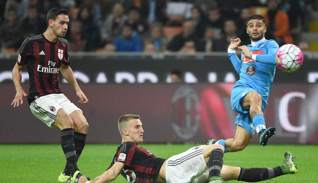 Pemain Napoli Lorenzo Insigne (kanan) mencetak gol ke dua dalam lanjutan Liga Seri A di San Siro Stadium, Milan, Senin (05/10/2015). Milah kalah 0-4 dari Napoli.  (EPA/Daniel Dal Zennaro)
