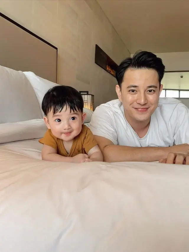 6 Potret Seru Billy Davidson Asuh Baby Pierce yang Kini Makin Gemas
