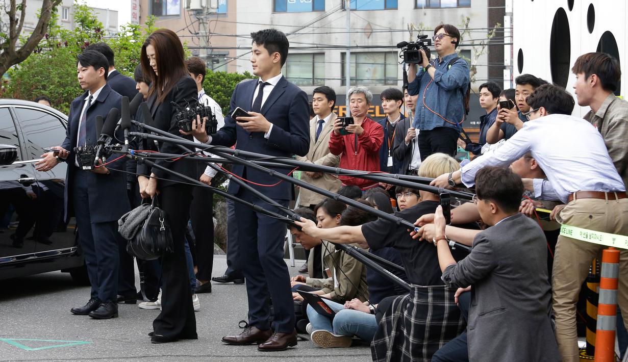 Putri bungsu bos maskapai Korea Air, Cho Hyun-min datang untuk dimintai keterangan oleh polisi di Seoul Selasa (1/5). Keluar dari sedan hitam, Cho mengulangi permintaan maafnya dengan berlinang air tanpa berkomentar lebih jauh. (AP/Ahn Young-joon)
