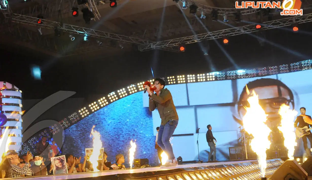 Ariel Noah terlihat begitu menikmati aksinya saat di SCTV Music Awards 2014 (Liputan6.com/Andrian Martinus)