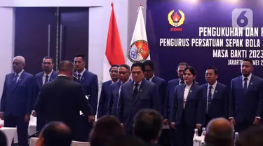 Ketua Umum PSSI, Erick Thohir (tengah) dan jajaran PSSI lainnya saat dilantik di Hotel Fairmont, Senayan, Jakarta, Jumat (26/5/2023) siang. (Liputan6.com/Herman Zakharia)