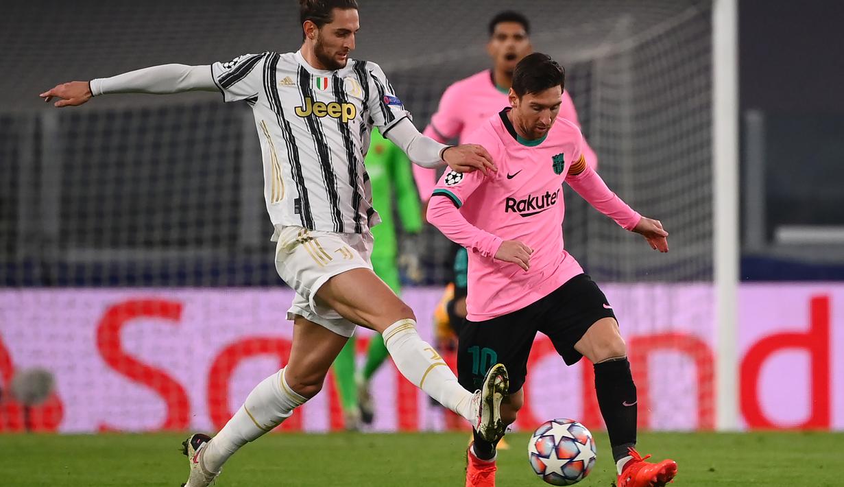 Penyerang Barcelona, Lionel Messi, berebut bola dengan gelandang Juventus, Adrien Rabiot, pada laga lanjutan Liga Champions 2020/2021 di Allianz Stadium, Kamis (29/10/2020) dini hari WIB. Barcelona menang 2-0 atas Juventus. (AFP/Marco Bertorello)