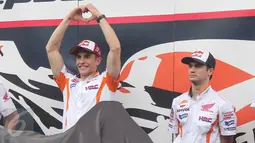Marc Marquez (kiri) menunjukan simbol cinta ditangannya saat rilis motor terbaru di Sentul, Jabar, Minggu (14/2/2016). Motor terbaru dengan no 93 tersebut nantinya akan digunakan dalam ajang motor GP di 2016.(Liputan6.com/Angga Yuniar)