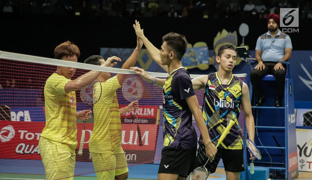 Ganda Putra Indonesia Fajar Alfian/Muhammad Rian Ardianto bersalaman usai pertandingan perempat final Indonesia Open 2017 melawan Kittinupong Kedren/Dechapol Puavaranukroh (Thailand) di Jakarta, Jumat (16/6). (Liputan6.com/Faizal Fanani)