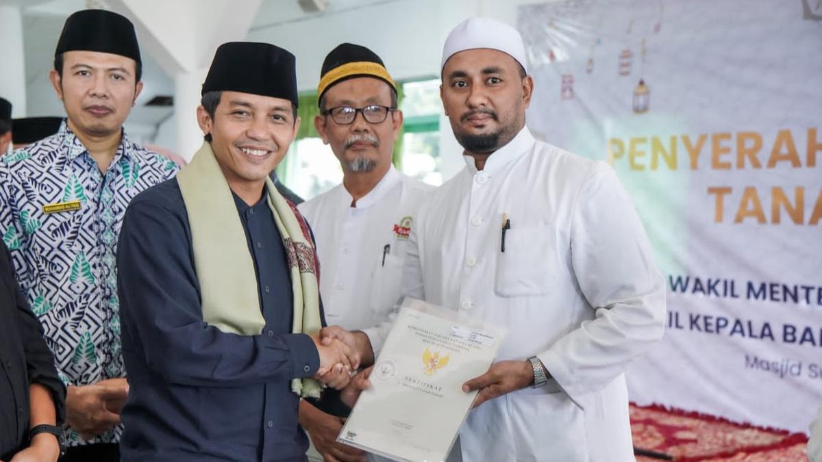 Wamen ATR Serahkan Sertifikat Wakaf di Surabaya, Bentuk Melindungi Umat dari Mafia Tanah