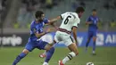 Bek Portugal, Joao Palhinha mengontrol bola dari kawalan pemain, Azerbaija, Mahir Emreli pada pertandingan kualifikasi grup A Piala Dunia 2022 di stadion Olimpiade di Baku, Azerbaijan, Selasa (7/9/2021). Portugal menang telak atas Azerbaijan 3-0. (AP Photo/Aziz Karimov)