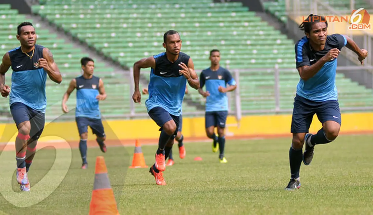 Guna membangun serangan yang maksimal tiga penyerang Timnas (Titus Bonai M Nur Iskandar dan Zulham Malik Zamrun) berlari sprint di Stadion GBK Jakarta, Kamis (07/11/13) (Liputan6.com/ Helmi Fithriansyah)