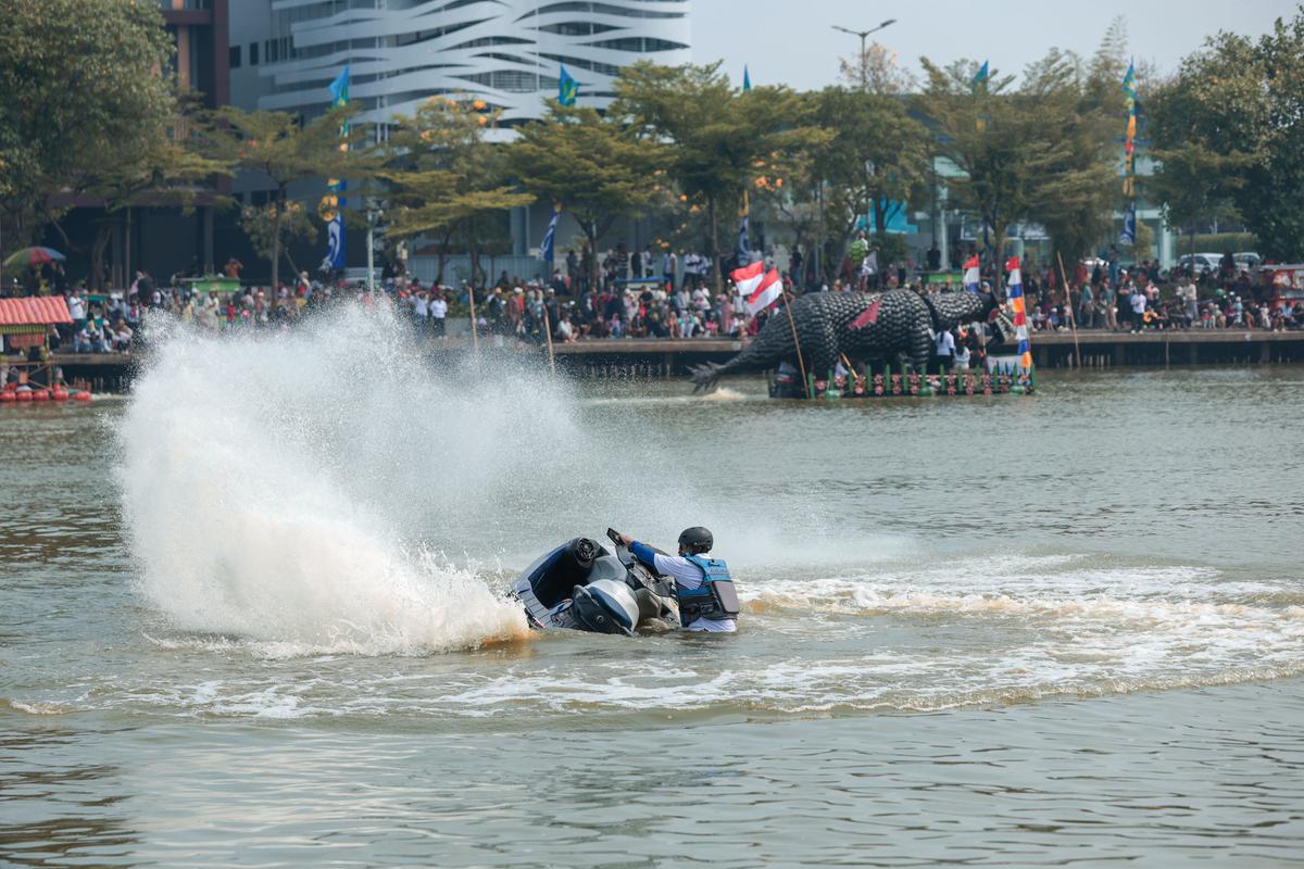 Kreasi Pasukan Oranye Sulap Sampah Plastik Jadi Perahu Unik