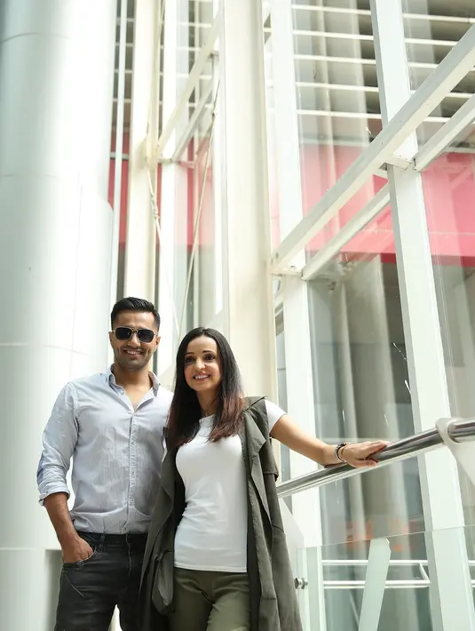 Di Indonesia, Vishal Karwal dan Sanaya Irani dipertemukan mereka setelah selama beberapa tahun tak berjumpa. Rasa senang tentu dirasakan oleh keduanya, terutama Vishal yang sudah tak jumpa selama sekian tahun. (Bambang E.Ros/Bintang.com)