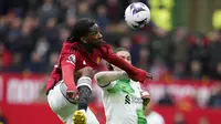 Bek Manchester United, Willy Kambwala (kiri) mengontrol bola di depan striker Liverpool, Darwin Nunez pada laga pekan ke-32 Premier League 2023/2024 di Old Trafford Stadium, Manchester, Minggu (7/4/2024). (AP Photo/Dave Thompson)