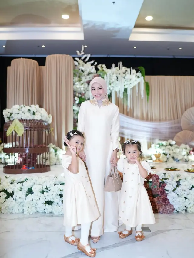 Model Dress Ibu dan Anak ala Aurel Hermansah (Foto: Instagram @aurelie.hermansyah)