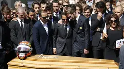 Pebalap F1, Jean-Eric Vergne (kanan), Pastor Maldonado dan Felipe Massa (tengah) berdiri di depan peti jenazah Jules Bianchi saat upacara pemakaman di Kathedral Sainte Reparate, Nice, Prancis. (21/7/2015). (AFP PHOTO/VALERY HACHE)
