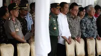 Jokowi Meninjau Gladi Bersih Upacara HUT ke-71 RI di Istana
