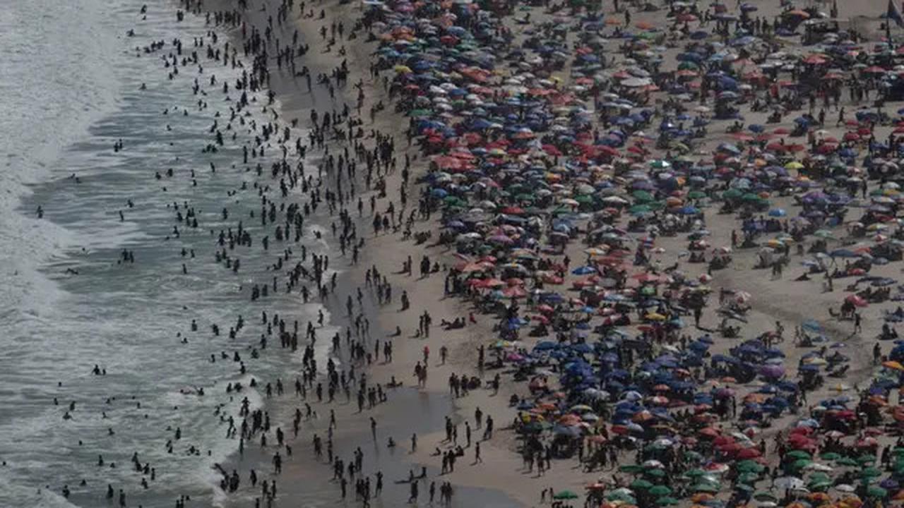 Cuaca Panas, Ribuan Orang Serbu Pantai Copacabana Brasil