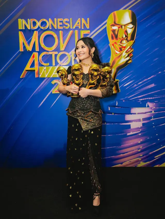 8 Potret Glamor Prilly Latuconsina dalam Balutan Dress Batik Keemasan Saat Borong Piala IMA Awards 2023
