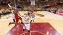 LeBron James (kiri) menghadang tembakanpemain Atlanta Hawks, Jeff Teague #0 pada partai kedua semifinal Wilayah Timur NBA, di Quicken Loans Arena, Kamis (5/5/2016) WIB.  Jason Miller/Getty Images/AFP