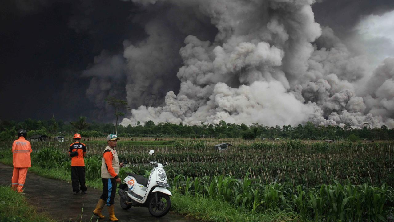 FOTO: Dahsyatnya Aliran Piroklastik Gunung Semeru di Tengah Status Awas