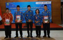 Serahkan SK Pensiun 84 ASN, Wabup Trenggalek Pesan Teruskan Dedikasi untuk Masyarakat