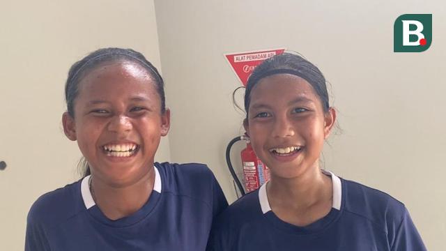 Dua pemain Tim Bandung All Stars di MilkLife Soccer Challenge All Stars