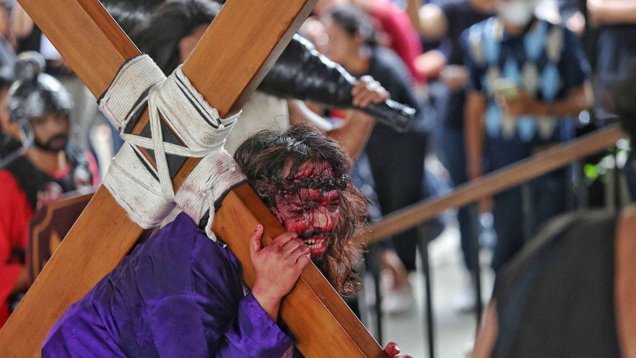 Drama penyaliban Yesus Kristus selama peringatan Jumat Agung