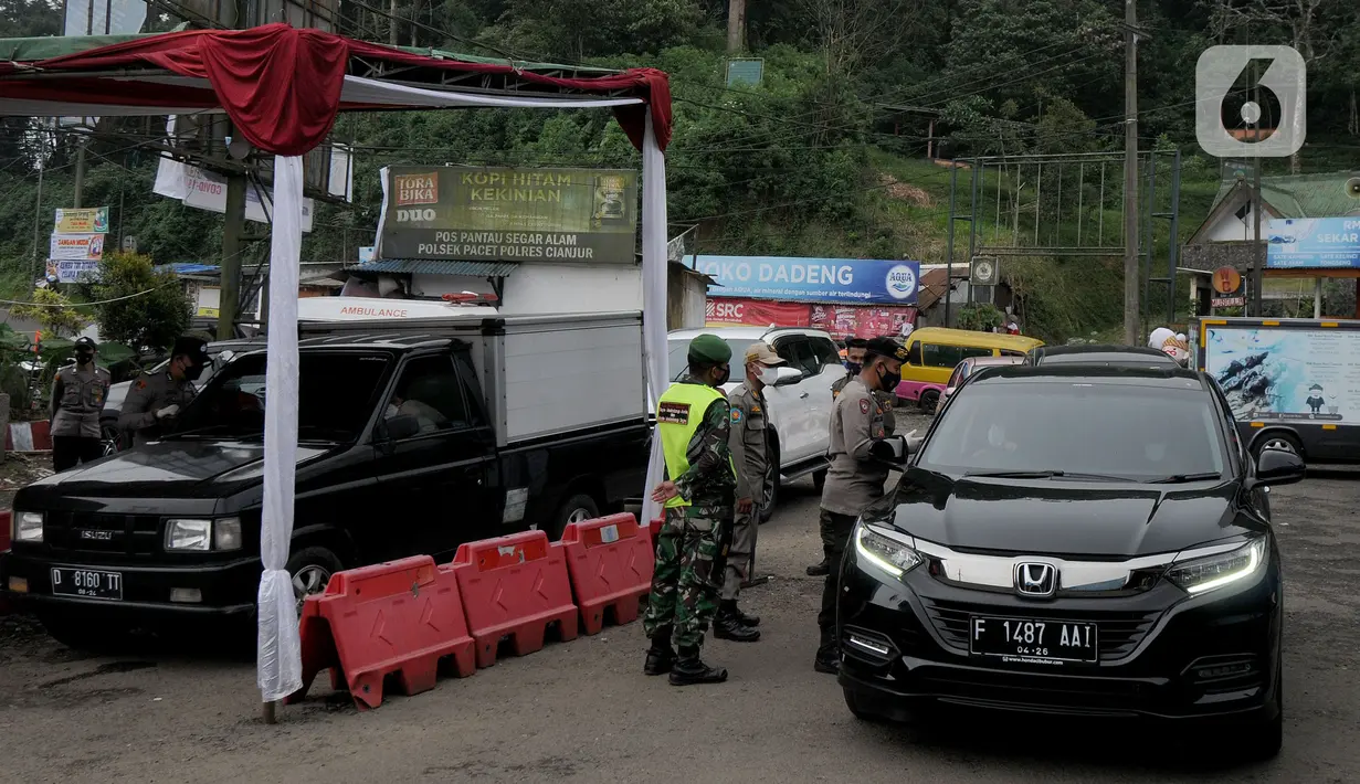 Suasana Pos Penyekatan Lebaran 2021 di Ciloto, Cianjur, Jawa Barat (9/5/2021). Pos penyekatan di parbatasan Bogor dan Cianjur selama 24 jam ini ditujukan kepada kendaraan para pemudik yang selanjutnya akan memutar balik para pemudik dalam upaya pengendalian COVID-19. (merdeka.com/Arie Basuki)
