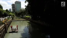 Petugas kebersihan membersihkan kali Cideng, Jakarta, Senin (4/12). Membersihkan kali tersebut dilakukan rutin dikarenakan musim hujan dan mengantisipasi banjir yang kemungkinan bisa terjadi. (Liputan6.com/JohanTallo)