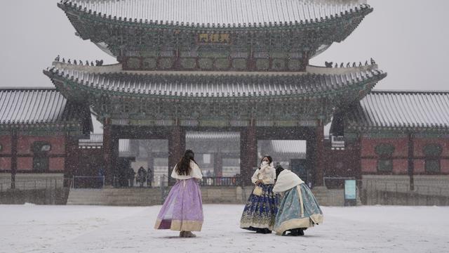 Salju Tebal Selimuti Istana Gyeongbokgung di Seoul